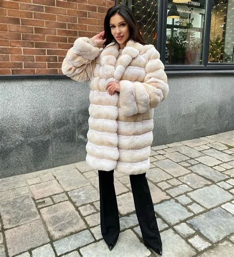Pin By Wotin 35 On Women In Fur 12 Chinchilla Fur Fur Coat Coat