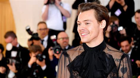 Harry Styles Wears Gucci Sheer Blouse At The Met Gala 2019 Teen Vogue