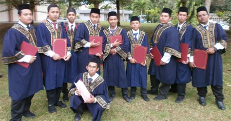 Permohonan kemasukan ke sekolah khusus telah pun dibuka mulai 7 september 2020 sehingga. Kolej Vokasional Seri Iskandar : Majlis Graduasi Pelajar SKM