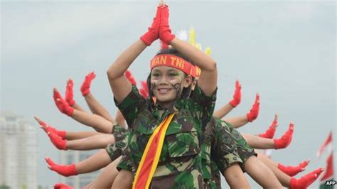 Indonésias Têm De Provar Que São Virgens Para Entrar No Exército Bbc
