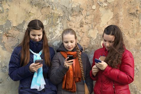 Tips For Helping Teens To Safely Navigate Social Media