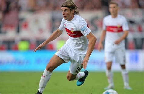 Giocatori (1) gregor kobel (33) fabian bredlow (13) jens grahl (2) waldemar anton (4) marc oliver kempf (15) pascal stenzel (5) konstantinos mavropanos (35) marcin kaminski (24) borna sosa (39) aílton (6) clinton mola (17) maxime awoudja (26) antonis aidonis (23) orel mangala (11). Abwehr des VfB Stuttgart: Borna Sosa oder Emiliano Insua ...