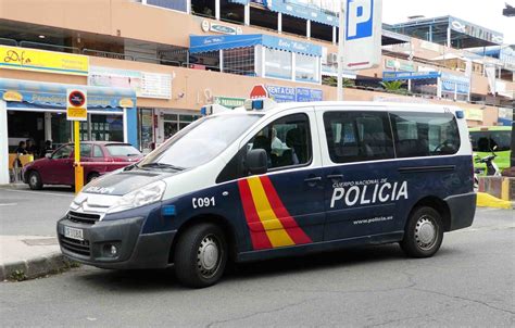 Translations of the phrase policía nacional from spanish to english and examples of the use of en junio de 2005, la policía nacional creó un departamento de lucha. Policija Madrid Pferdetransporter Renault der ...