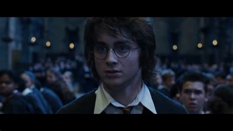Verão, harry potter, agora com 14 anos, sente sua cicatriz arder durante um sonho bastante real com lord voldemont, o qual não consegue esquecer; Escolha dos campeões - Harry Potter e o cálice de fogo ...
