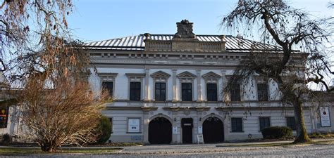 Nové město na moravě (německy neustadt in mähren) je město v okrese žďár nad sázavou v kraji vysočina, 10 km východně od žďáru nad sázavou, na jižním okraji žďárských vrchů. Nové Město na Moravě - zámek | Objevuj památky