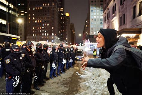 Blm Protest Turns Violent In Manhattan As Cops Clash With Activists