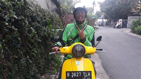 A couple that is on the way to a village meets an unexpected event with. Biar Nyentrik Driver Ojek Online ini Naik Vespa Matic ...