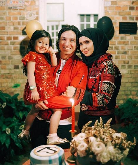 Qo'l ushlashib yurardik bog'lar ichra ikkimiz xayolimda bir umur buzilmasdi sevgimiz sirdoshim edi shunda ular o'zlarini topishtirgan sevgiga ilk bor ta'na toshi otdilar. Bukan Tak Teringin Nak Bagi Aaisyah Adik, Tapi Che Ta ...