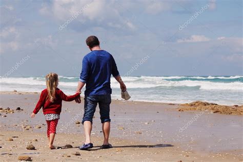 Padre E Hija Caminando Por La Playa — Fotos De Stock © Dubova 72039003