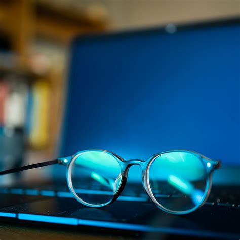 Blaufilterbrille Das Sind Die Besten Produkte Um Deine Augen Zu Schützen Cosmopolitan