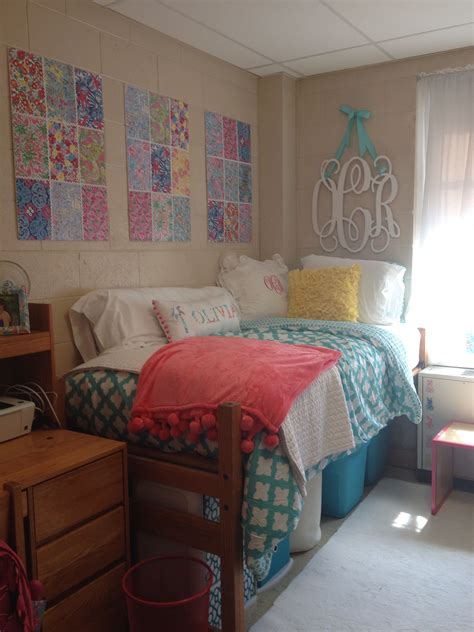 lilly pulitzer and monogram dorm room preppy bedroom decor preppy dorm room girls dorm room