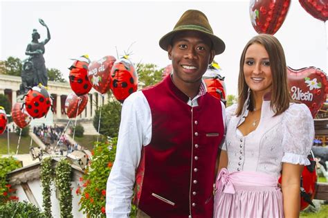 „österreichs fußballer des jahres 2014 enthüllte am samstag im wiener prater seine wachsfigur. Katja ist die Freundin von David Alaba und macht im Dirndl ...
