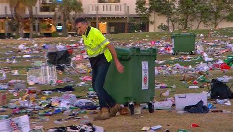 Thousands Of Drunk Christmas Partygoers Trash St Kilda Beach In
