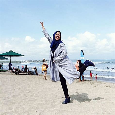 Liburan ke pantai dengan outfit dominan biru. Oke punya kan? | Pakaian