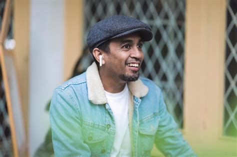 Sebelas januari bertemu menjalani kisah cinta ini naluri berkata engkaulah milikku bahagia selalu d. Lirik dan Chord Gitar Sekali Ini Saja Glenn Fredly : Okezone Celebrity