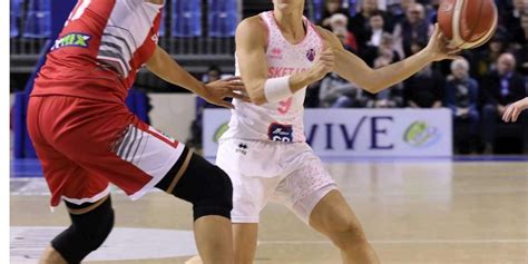 Céline dumerc made sure that france's eurobasket women 2009 perfect record remained as she chased every ball during the last 10 minutes to secure victory for you will find some eurobasket women basketball comments in french from dumerc and cathy melain at the bottom of the page. Basket Landes : des Landaises parmi les « joueuses de tous ...