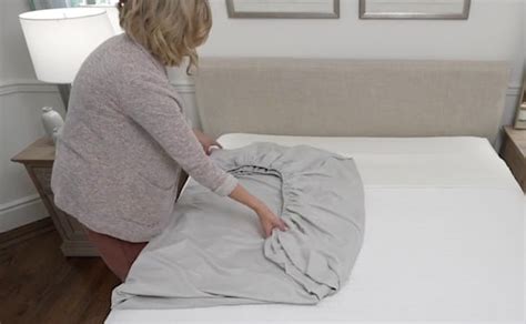 How To Fold Bed Sheets Step By Step Instructions For Folding A Fitted