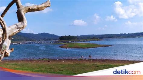 Pasang surut harian ganda (semi diurnal tide) merupakan tipe pasang surut yaitu dalam satu hari terjadi dua kali pasang dan dua kali air surut dengan tinggi yang hampir sama dan pasang surut terjadi secara berurutan secara teratur. Pulau Batu Datar Muncul di Waduk Darma Kuningan yang Surut