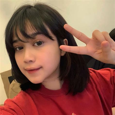 Mencari model rambut pendek wanita untuk dikasih lihat ke hairstylist langganan kamu? Terlihat Lebih Muda, Ini Dia 10 Gaya Rambut yang Cocok ...
