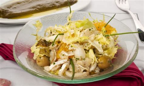Estando así, bajaremos el fuego casi al mínimo y lo dejaremos unos 20 minutos para que haga la salsa para esta receta de bacalao con tomate y pimiento. Receta de Ensalada de bacalao con naranja - Bruno Oteiza