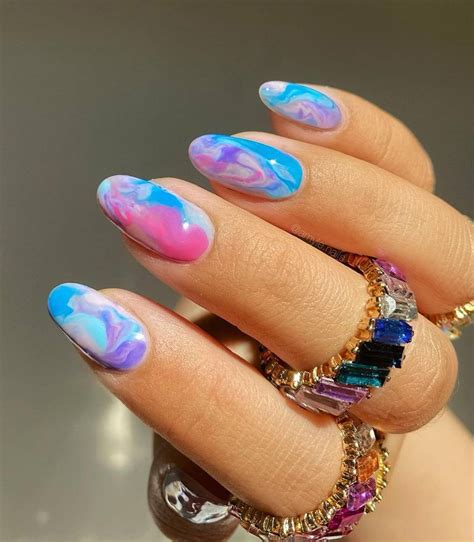 32 Chic Marble Nail Designs To Bring To The Salon Who What Wear