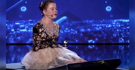 Elle A 14 Ans Et Sans Bras Elle Joue Du Piano Et Chante Devant Les