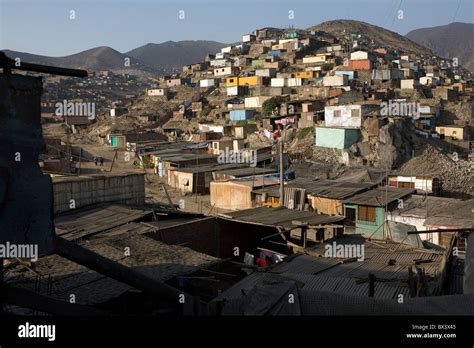 Barrio De Chabolas En Una Colina San Juan De Miraflores Lima Perú