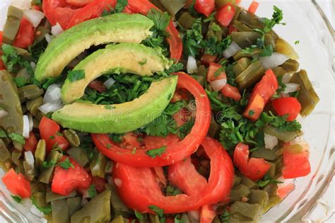 The nopal, or prickly pear cactus, is among the plants native to the sonora desert, which is in arizona and parts of california and new. Salade Mexicaine De Cactus De Figuier De Barbarie Image ...