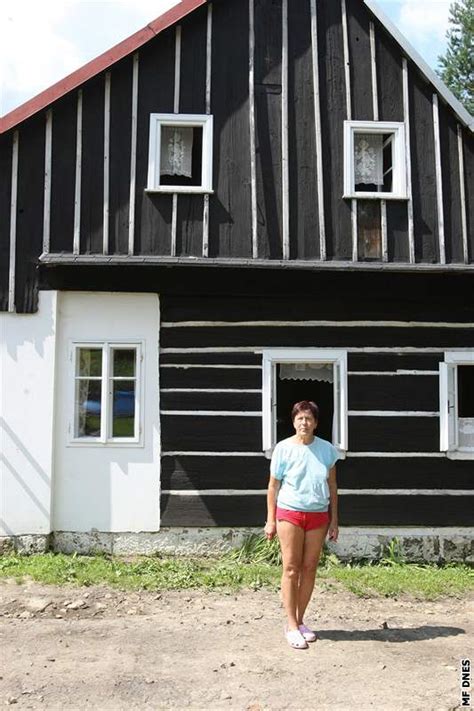 Rozhovor představitelek dvou generací o problémech, které nás provázejí životem. Fotogalerie: Zdena Procházková z Chřibské má doma sucho ...