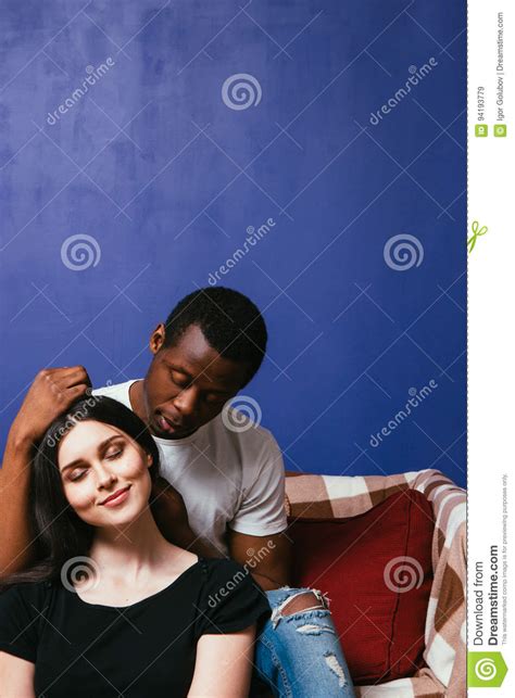Type Noir Et Fille Blanche Rapport Interracial Image Stock Image Du