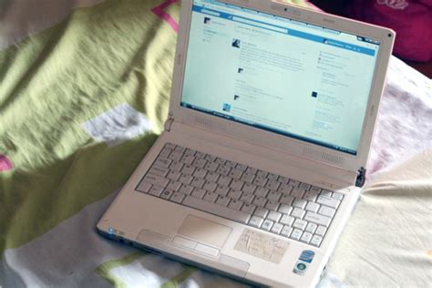 Memakai laptop di atas kasur pada umumnya cukup sering dilakukan oleh banyak pengguna laptop. 7 Cara Merawat Laptop Agar Tetap Awet dan Tahan Lama | Mas ...