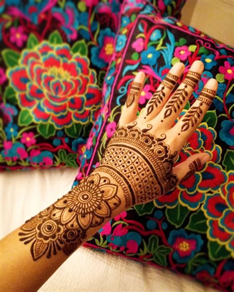 Stylish Hand Mehndi Designs For Bridal Trending In Mehndi
