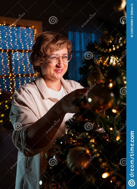 Een Oudere Vrouw Versiert Een Kerstboom Met Ballen En Peren Op Kerstavond Gelukkig Kerstfeest