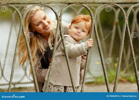 Het Mamma Bekijkt Het Roodharige Baby Meisje En Het Lachen De Herfst