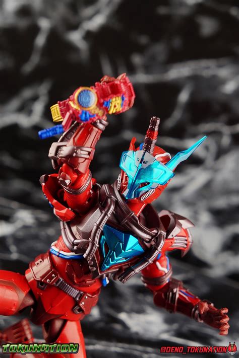 The figure represents his base kamen rider form as well as his dragon and rabbit forms. S.H. Figuarts Kamen Rider Evol, Phase 1 2 3 Set Gallery ...