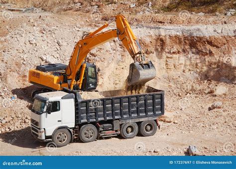 Carro De Descargador Del Cargamento Del Excavador Con La Arena Imagen