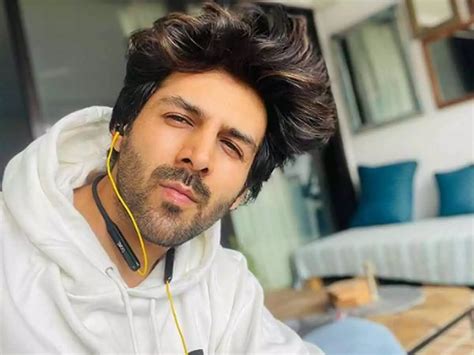 Kartik Aaryan Makes Time For A Young Fan Video And Pics Go Viral
