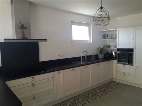 Plan de travail de cuisine: Cuisine blanche plan de travail granit noir imitation ...