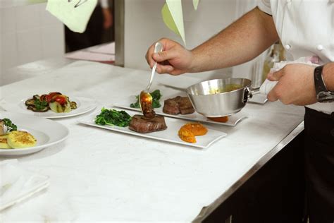 5 Plating Techniques the Pros Use | Cookist.com