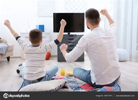 Padre E Hijo Viendo Fútbol En La Televisión En Casa