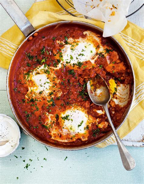 3 season each ramekin, then spoon the cream on top. Tomato-baked eggs with soured cream - delicious. magazine