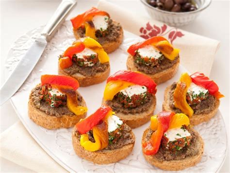Degli ottimi antipasti sono il migliore ingresso per una cena coi fiocchi e se chi ben comincia è già a gli antipasti di pesce o di carne servono per intrattenere le persone prima dell'inizio della cena e. Pin su Crostini e bruschette