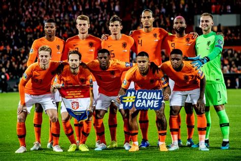 Het veldvoetbal bij de mannen is het populairst in nederland, maar sinds 2007 is er ook een eredivisie voor vrouwen. De veerkracht van Oranje verklaard | Nederlands voetbal ...