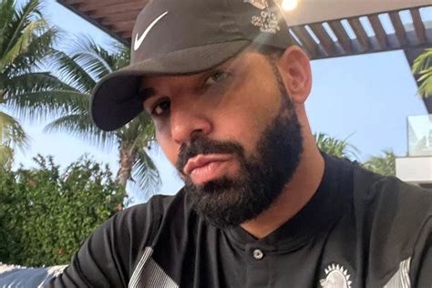 Drake Shows Off Ripped Body In Vacation Photos