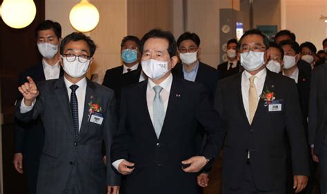 문재인 정부에서 정규직과 비정규직의 임금 격차가 조금씩 줄어들었지만 아직도 정규직과. 포토 발명의 날 기념식서 연설하는 정세균 총리 - 매일경제