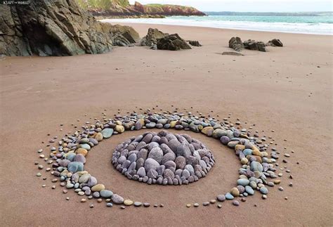 Artista de land art decora playas con hipnóticos arreglos de piedras