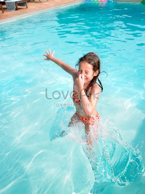 หญิงสาวกระโดดลงสระว่ายน้ำ ดาวน์โหลดรูปภาพ รหัส 501440939ขนาด 59 Mbรูปแบบรูปภาพ  Th