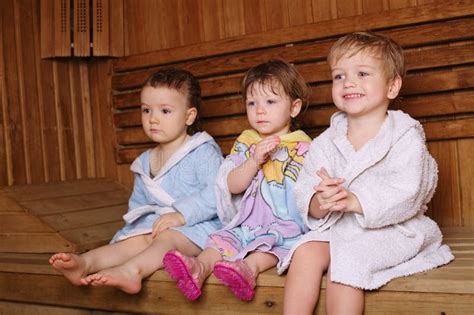 Trois Enfants Dr Les Dans Le Sauna Photo Stock Image Du Bain Humain
