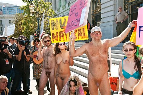 EL MUNDO EN PELOTAS Manifestación nudista en San Francisco