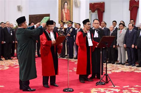 Presiden Jokowi Saksikan Pengucapan Sumpah Dua Hakim Konstitusi
